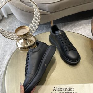 ALEXANDER MCQUEEN OVERSIZED SNEAKER IN BLACK - M001