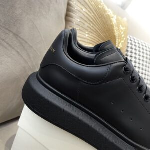 ALEXANDER MCQUEEN OVERSIZED SNEAKER IN BLACK - M001