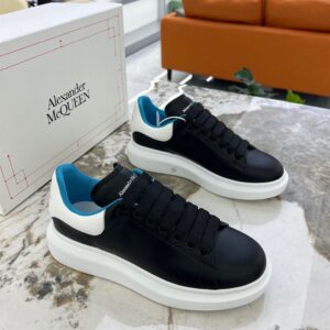 ALEXANDER MCQUEEN OVERSIZED SNEAKER IN NAVY/WHITE/LAPIS BLUE - M046