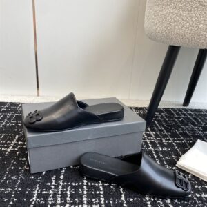 BALENCIAGA COSY BB LOGO MULES IN BLACK - E009