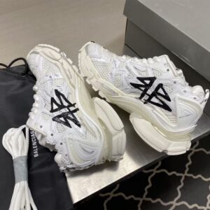 BALENCIAGA RUNNER GRAFFITI SNEAKER IN WHITE - B039