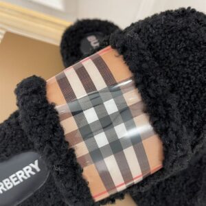 BURBERRY FUR SLIDES - U016