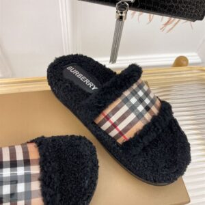 BURBERRY FUR SLIDES - U016