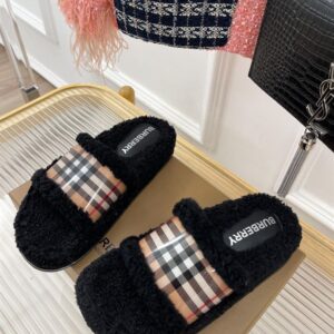 BURBERRY FUR SLIDES - U016