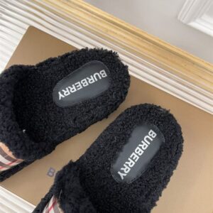 BURBERRY FUR SLIDES - U016