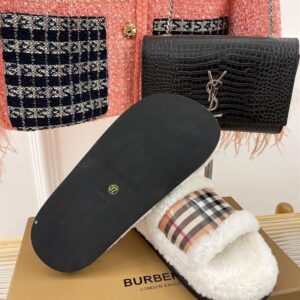 BURBERRY FUR SLIDES - U017