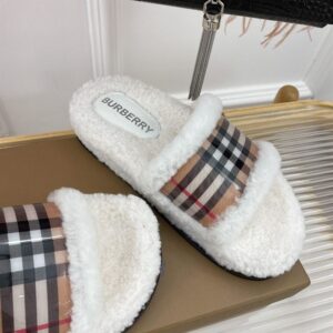 BURBERRY FUR SLIDES - U017