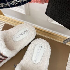 BURBERRY FUR SLIDES - U017