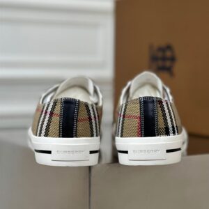 BURBERRY LOW-TOP SNEAKERS - R023