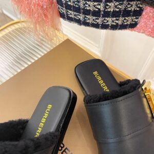 BURBERRY MONOGRAM DETAIL SHEARLING-LINED LEATHER MULES - U018