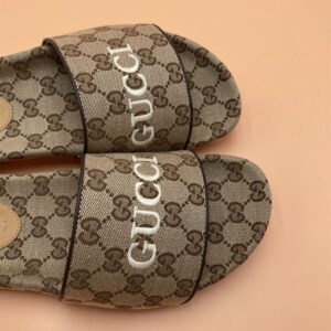 GUCCI GG CANVAS SLIDE SANDAL - Q123