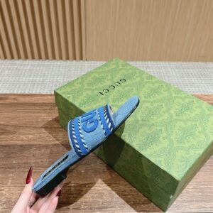 GUCCI SLIDE SANDAL WITH GUCCI SCRIPT - Q011