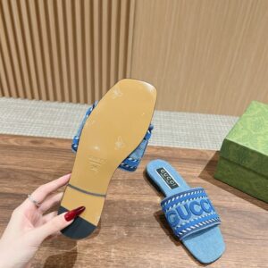 GUCCI SLIDE SANDAL WITH GUCCI SCRIPT - Q011