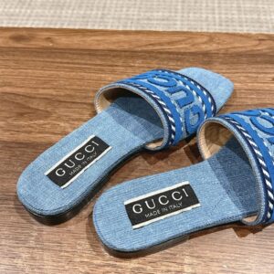 GUCCI SLIDE SANDAL WITH GUCCI SCRIPT - Q011