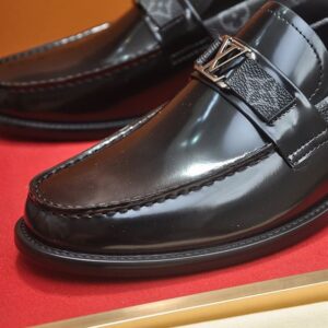 LOUIS VUITTON MAJOR LOAFER - T095