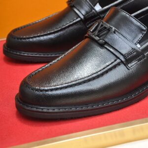 LOUIS VUITTON MAJOR LOAFER - T105