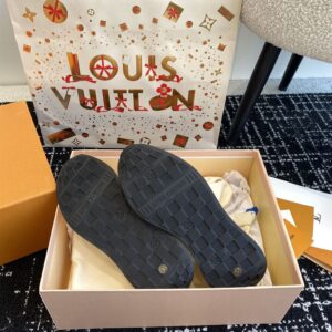 LOUIS VUITTON NEO RUN AWAY SNEAKER - L125