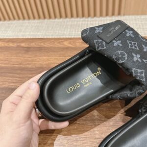 LOUIS VUITTON POOL PILLOW FLAT COMFORT MULE - S047