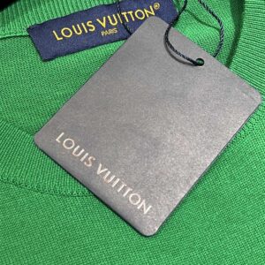 LOUIS VUITTON SHORT-SLEEVED SIGNATURE CREWNECK - V056