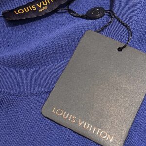 LOUIS VUITTON SHORT-SLEEVED SIGNATURE CREWNECK - V057