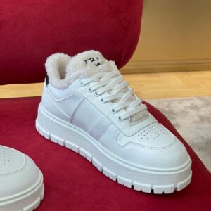 PRADA WHITE LEATHER AND SHEARLING SNEAKERS - P061