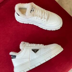 PRADA WHITE LEATHER AND SHEARLING SNEAKERS - P061