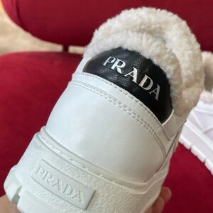 PRADA WHITE LEATHER AND SHEARLING SNEAKERS - P061