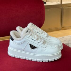 PRADA WHITE LEATHER AND SHEARLING SNEAKERS - P061