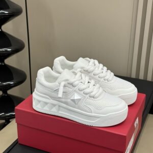 VALENTINO ONE STUD XL NAPPA LEATHER LOW-TOP SNEAKER - TM012