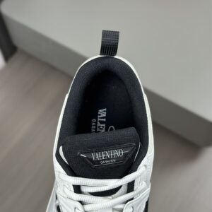 VALENTINO VLOGO EASYJOG LOW-TOP SNEAKER IN CALFSKIN AND FABRIC - TM001