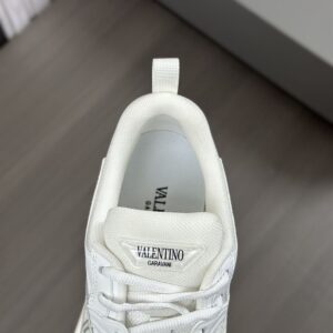 VALENTINO VLOGO EASYJOG LOW-TOP SNEAKER IN CALFSKIN AND FABRIC - TM002