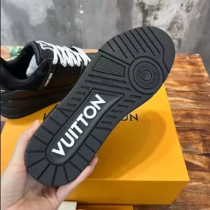 LOUIS VUITTON TRAINER SNEAKER IN BLACK - L157