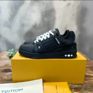 LOUIS VUITTON TRAINER SNEAKER IN BLACK - L157