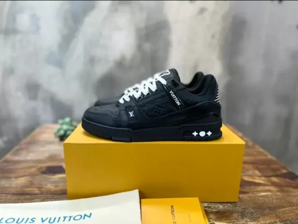 LOUIS VUITTON TRAINER SNEAKER IN BLACK - L157