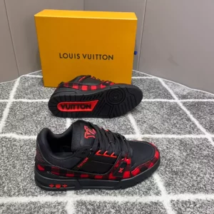 LOUIS VUITTON TRAINER SNEAKERS IN BLACK - L152