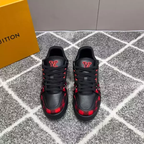 LOUIS VUITTON TRAINER SNEAKERS IN BLACK - L152