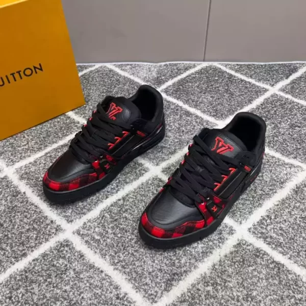 LOUIS VUITTON TRAINER SNEAKERS IN BLACK - L152