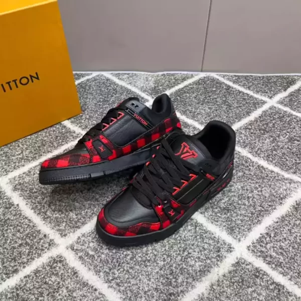 LOUIS VUITTON TRAINER SNEAKERS IN BLACK - L152